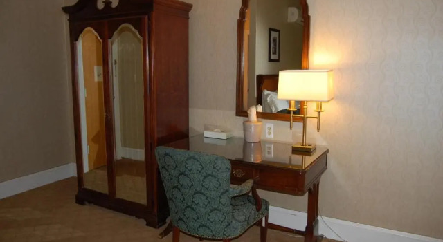 Четырёхместный номер Standard Windsor Inn Hotel