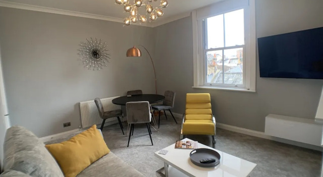 Stylish Central Flat 10Min From Beach
