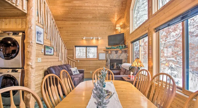 Коттедж Cabin w/ Fireplace < 1 Mile to Lakes + Golf