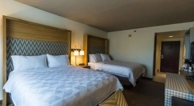 Четырёхместный номер Standard с видом на бассейн Wyndham Flint MI Grand Blanc Bishop Airport Conference Ct
