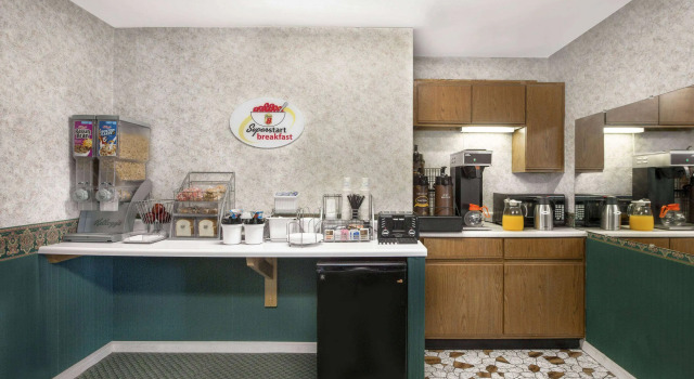 Super 8 by Wyndham Taylorville IL