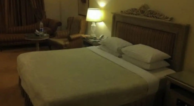 Camera Deluxe Regency Inn Hotel