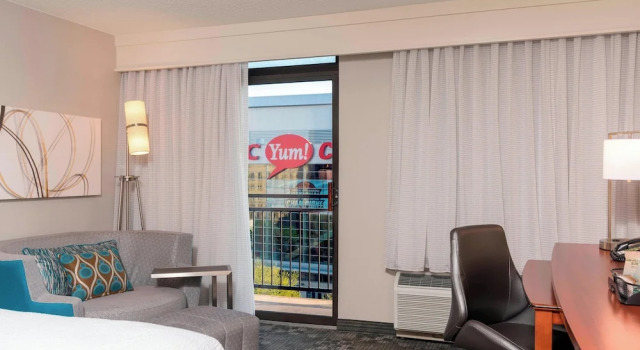 Двухместный номер Standard Courtyard by Marriott Louisville Downtown