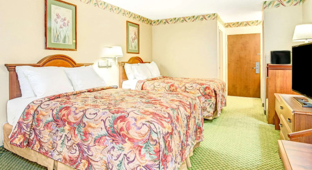 Четырёхместный номер Standard Days Inn Louisburg