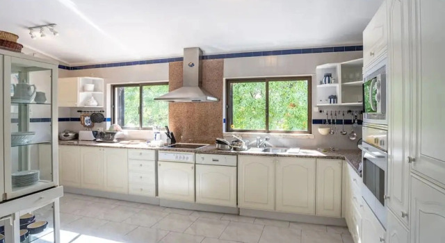 Коттедж Joana Stunning Villa IS A 10 MIN Walk TO THE BEA