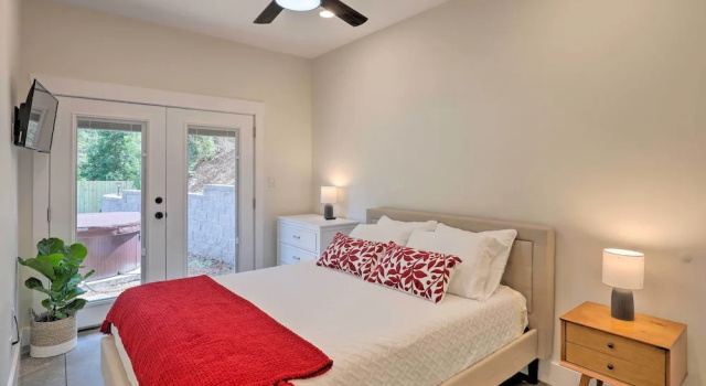 Коттедж Pet-friendly Asheville Retreat w/ Hot Tub