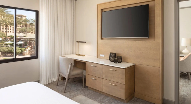 Четырёхместный номер Standard с балконом и с красивым видом из окна The Westin Kierland Resort and Spa