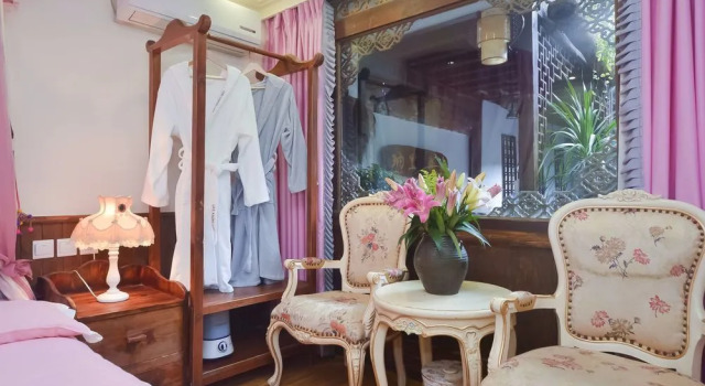 Lijiang NaliNali Garden Inn, Забронировать Отель Отели Лицзян с парковкой, рядом с Улица Сквер-стрит Древнего города Даянь, Парковка