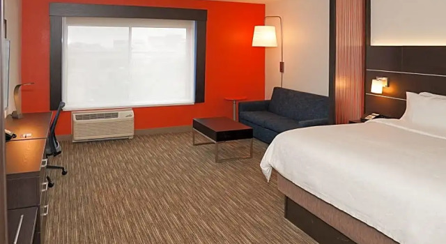 Люкс Standard Holiday Inn Express & Suites - Aurora Medical Campus by IHG