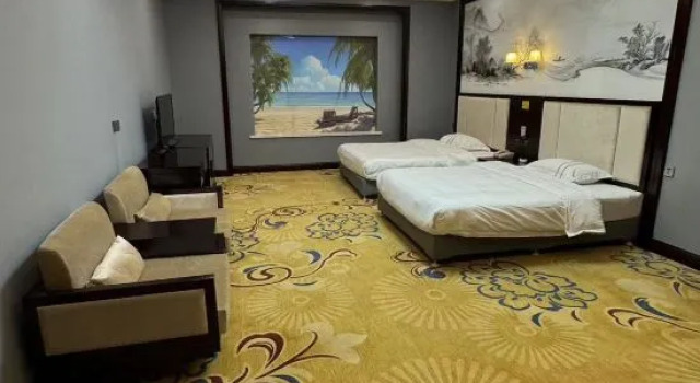 Четырёхместный семейный люкс Linjiang Huayuan Hotel