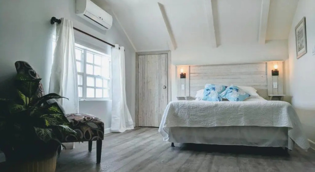 Waters Edge Villa - Oceanfront with Private Pool, Prenota Hotel Hotel a New Providence con parcheggio, Parcheggio