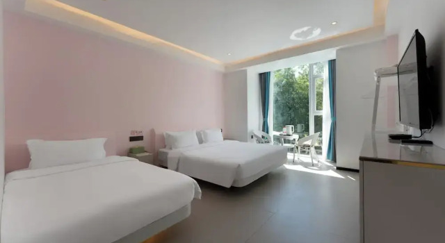 Кровать в общем номере (женский номер) с видом на окрестности Sanya Shengge International Hostel