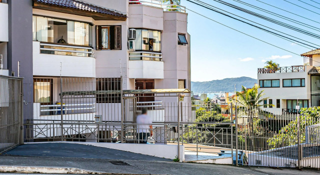 Apto c/ sacada a 5 min da praia em Canajurê CRO206