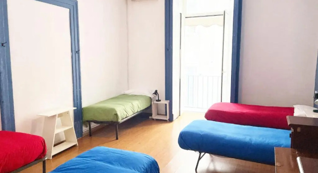 Bett im Wohnheim (Frauenwohnheim) 6 Small Rooms