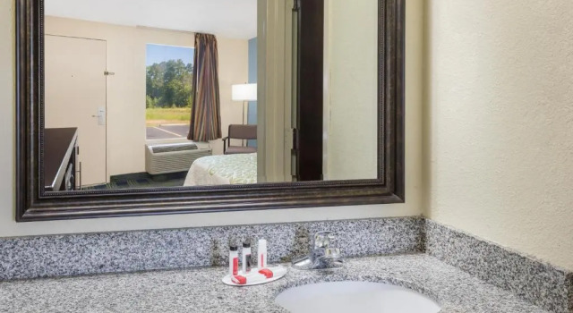 Номер Deluxe Days Inn by Wyndham Newberry South Carolina