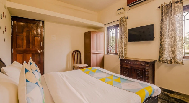 OYO 24035 Home La Indiana Morjim, Prenota Hotel Morjim 