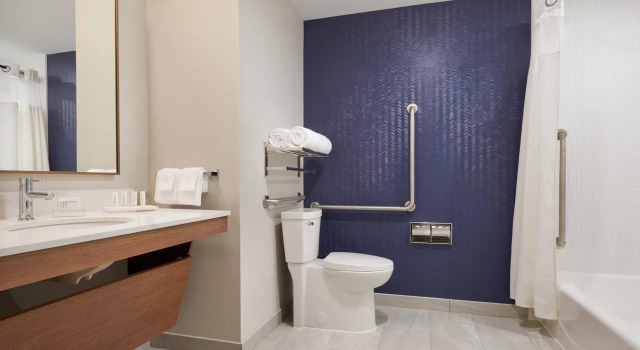 Четырёхместный номер Standard Fairfield by Marriott Inn & Suites Orillia