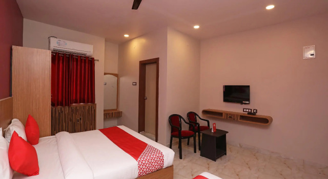 OYO 28645 Nirmalya Plaza, Rezerwuj Hotel Hotele w Brahmapur z parkingiem, Parking