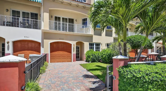 Daisy Townhouse  Steps from The Beach, Rezerwuj Dom wakacyjny Hotele w Broward County z parkingiem, Parking