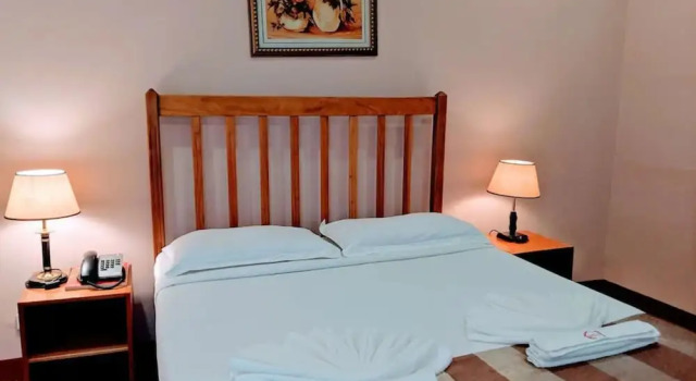 Люкс с балконом и с видом на сад Pacific Crown Hotel
