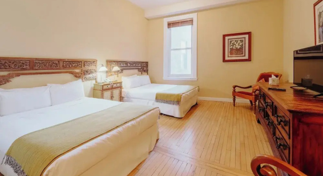 Четырёхместный номер Superior Foster's Inn