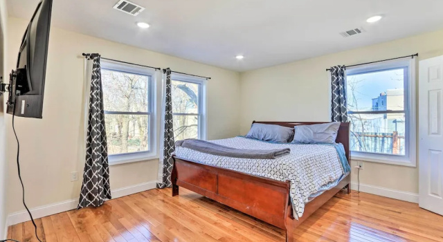Коттедж Bright Irvington Home ~ 2 Mi to Prudential Center!