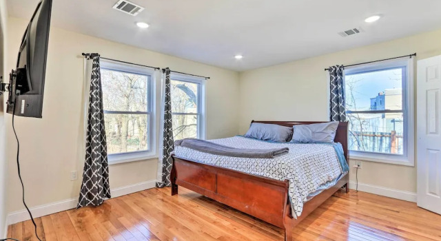 Bright Irvington Home ~ 2 Mi to Prudential Center!