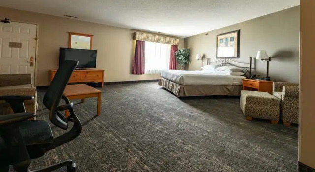 Люкс Crossings by GrandStay Inn and Suites