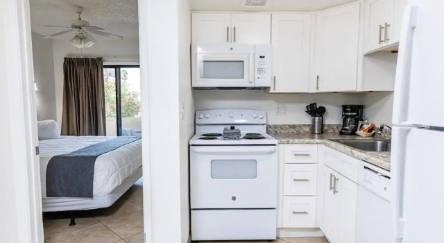 Апартаменты Fully Furnished 1BR Suite-Prime Location! 110 by RedAwning