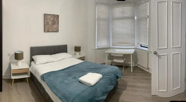 Beautiful All room En-suite 4 bedrooms house , Free parking, WiFi, Corporate, Contractors, Family relocation, CONTACT US FOR LONG TERM RATE, Забронировать Отель Отели Большого Лондона с парковкой, Парковка