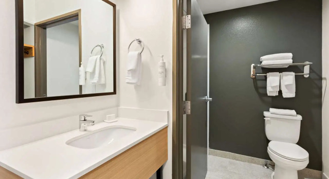 Четырёхместный номер Standard с балконом Spark by Hilton Fountain Hills Scottsdale