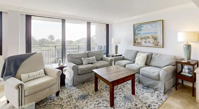 Номер Standard Spacious Condo With Beach Access, Balcony, AC & Outdoor Pool