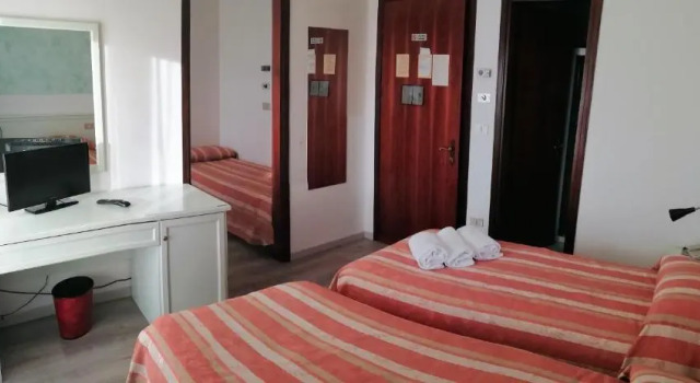 Трёхместный номер Standard с балконом Hotel Kristall