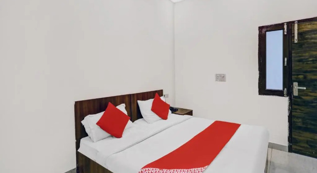 Номер Classic OYO Hotel Prince Near Haiderpur Metro Station