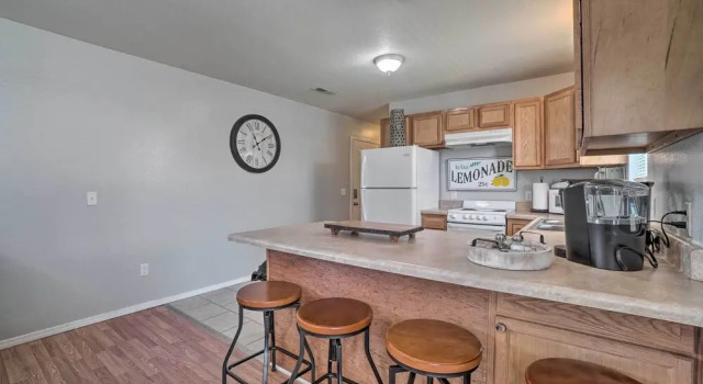 Коттедж с 2 комнатами Charming One-level Home w/ Deck, Walk to Dtwn