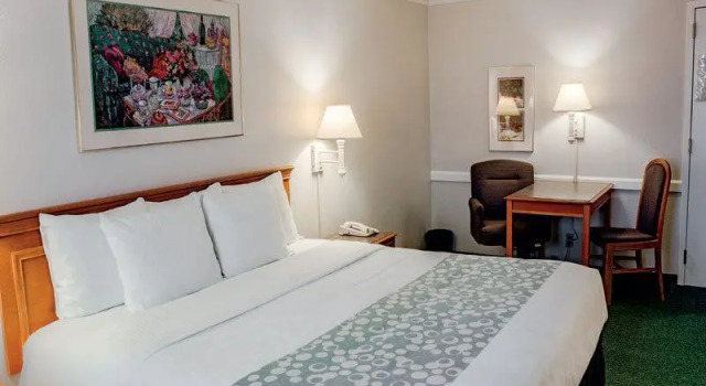 La Quinta Inn St. Louis Airport 714, Rezerwuj Hotel Hazelwood Missouri