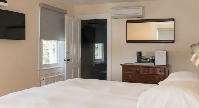 Двухместный полулюкс с видом на озеро Lakehouse Inn