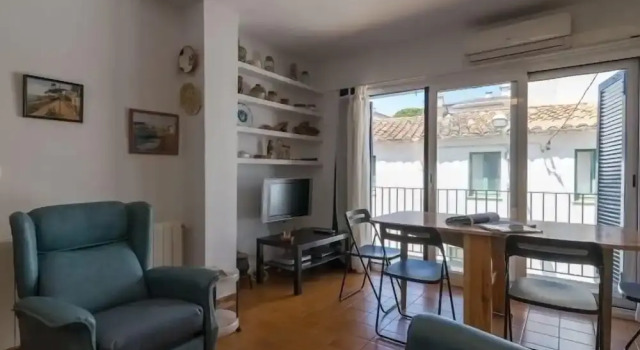 Семейные апартаменты с 2 комнатами с балконом Family flat with parking near beach