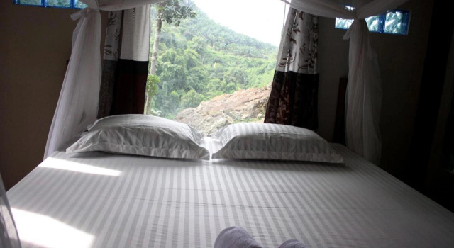 On The Rocks Bungalows, Restaurant and Jungle Trekking Tours - From May to September only stay here, Rezerwuj Hotel Bukit Lawang Sumatra