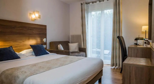Номер Superior Logis Hotel Le Petit Casset