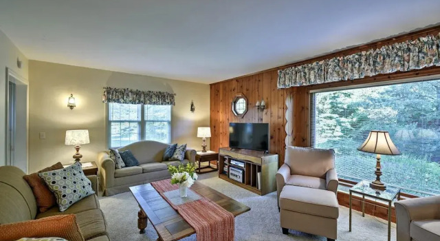 Family-friendly Fish Creek 'cape House' w/ Deck!, Rezervovat Hotel Fish Creek Door County