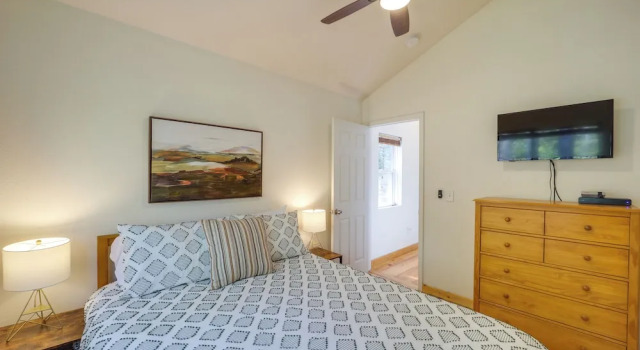 10 Mi to Sugar Mountain: Cozy Newland Cabin!, Đặt Nhà nghỉ dưỡng Newland 