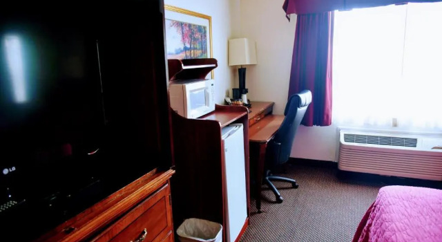 Четырёхместный номер Standard Douglas Inn and Conference Center