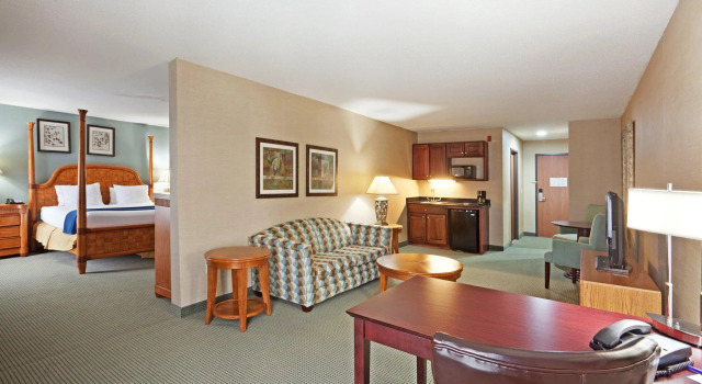 Четырёхместный люкс Holiday Inn Express & Suites Meriden by IHG