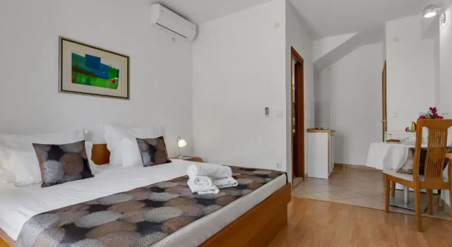 Студия с балконом Apartment Caluna