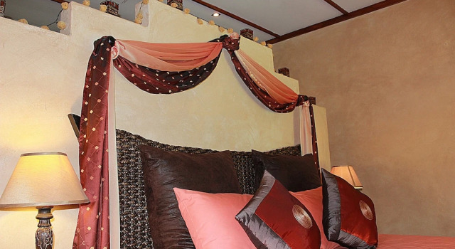 Cherry Lane Self Catering and BB - Romantic Honeymoon Suite for 2 Bloemfontein, Забронировать Дом для отпуска Отели Фри-Стейт с парковкой, Парковка