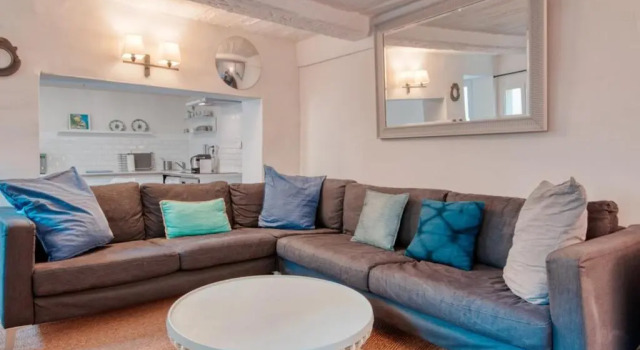 Апартаменты Furnished apartment with balcony in the center of Aix-en-Provence