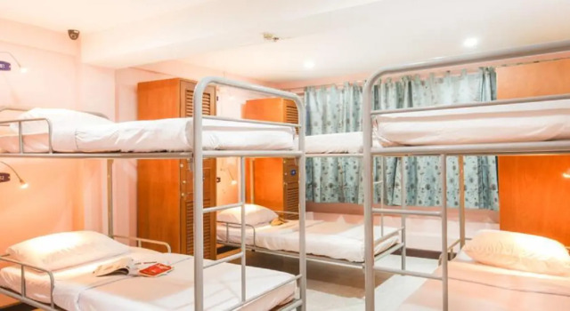 Кровать в общем номере Royal Express Inn