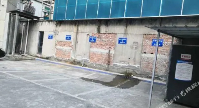 Asbestos Qi'an Hotel, Varaa Hotelli Hotellit Sichuan pysäköinnillä, Pysäköinti