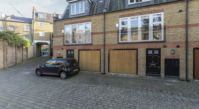 JOIVY Lovely 2bed House in Wandsworth w/ Backyard Patio, Забронировать Отель Отели Лондона с парковкой, рядом с Southside Shopping Centre, Парковка